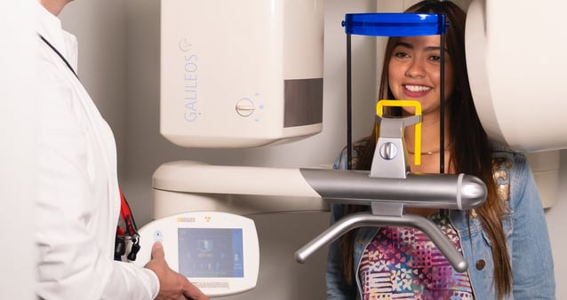 x-ray-laura-with-dr.-hodgson-m6LwvPlXDyUbWba6 Woman receiving dental 3D scan.